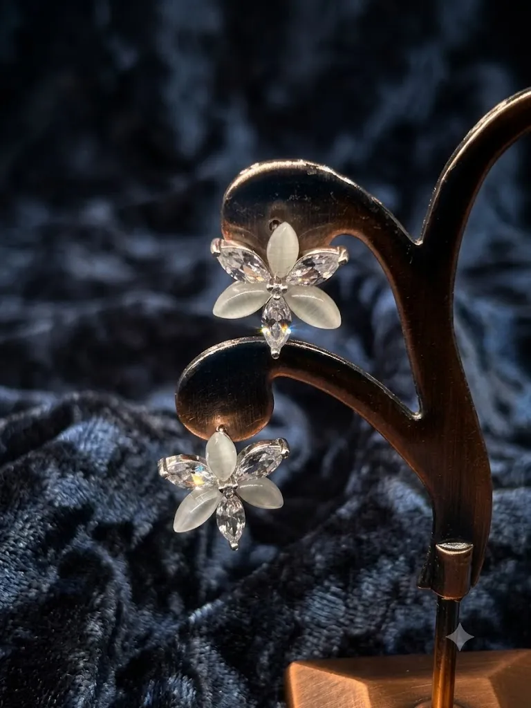 925 Sterling Silver Alternating Crystal Flower Stud Earrings (Pair) 2.609